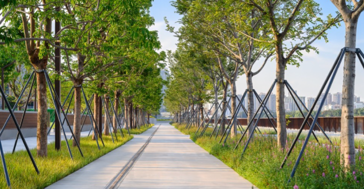 Bai'etan Exhibition Center's long waterfront walkway